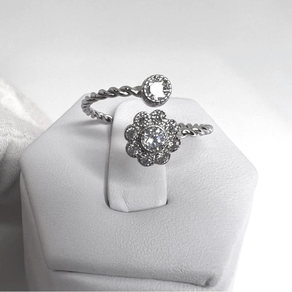 Clearance $15 Firm! Cz Flower Twisted Sterling Silver Ring - Picture 3 of 16